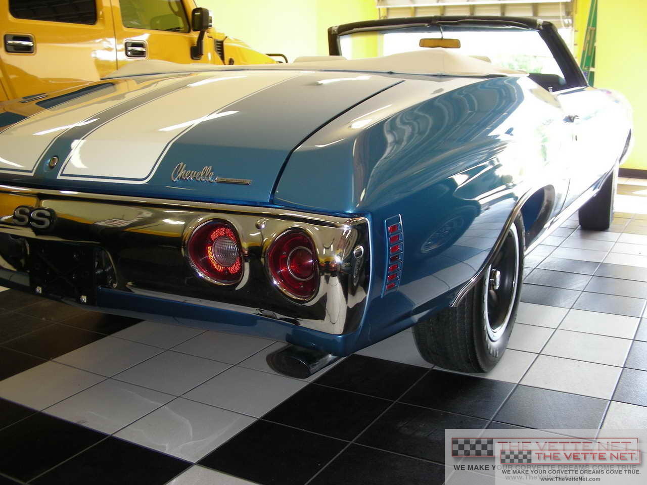 1972 Corvette Convertible Blue / White